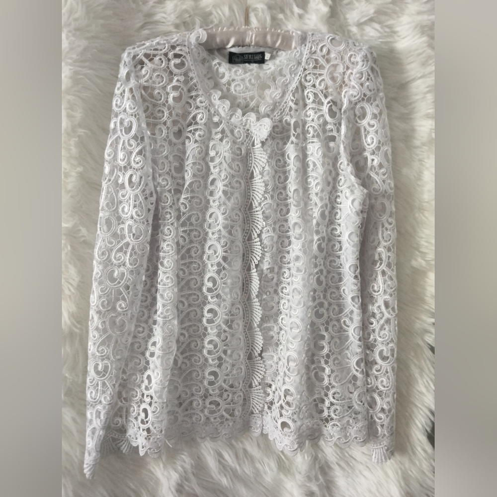 🌿 Whimsy meets elegance in this romantic white Serikqs button-down cover-up 🌿